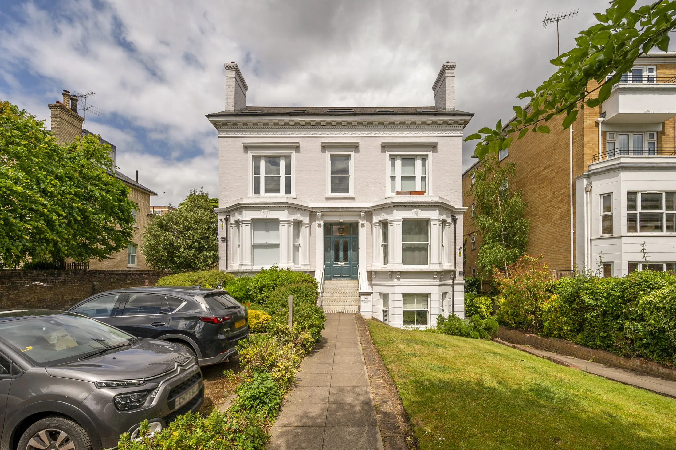 Flat Upper Richmond Road in Greater London