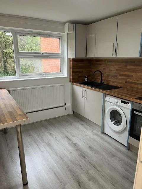 Flat Summers Close in Greater London