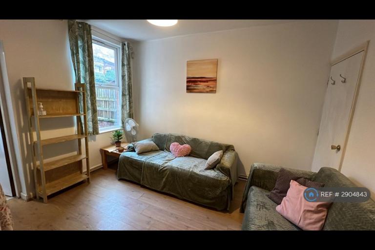 Room Exeter Road in Nottingham