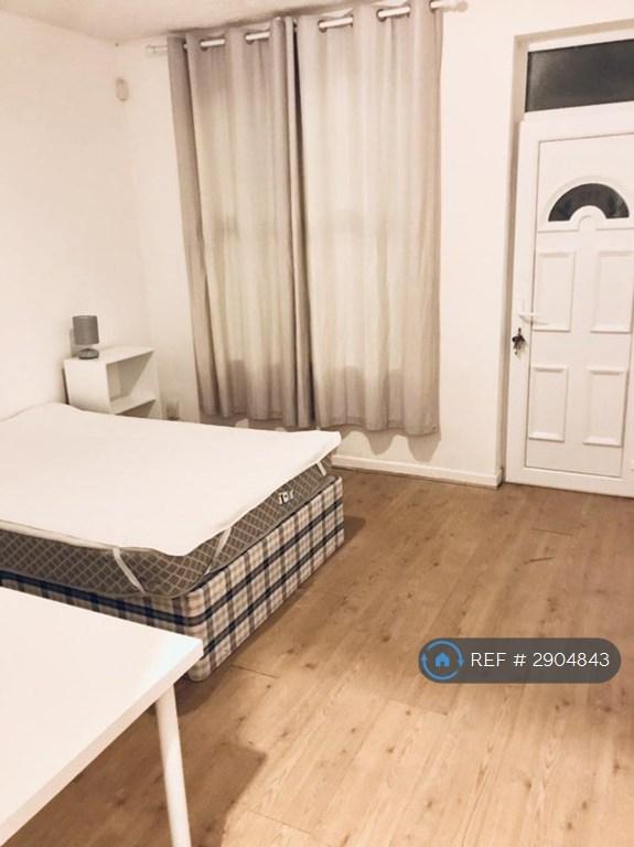 Room Exeter Road in Nottingham