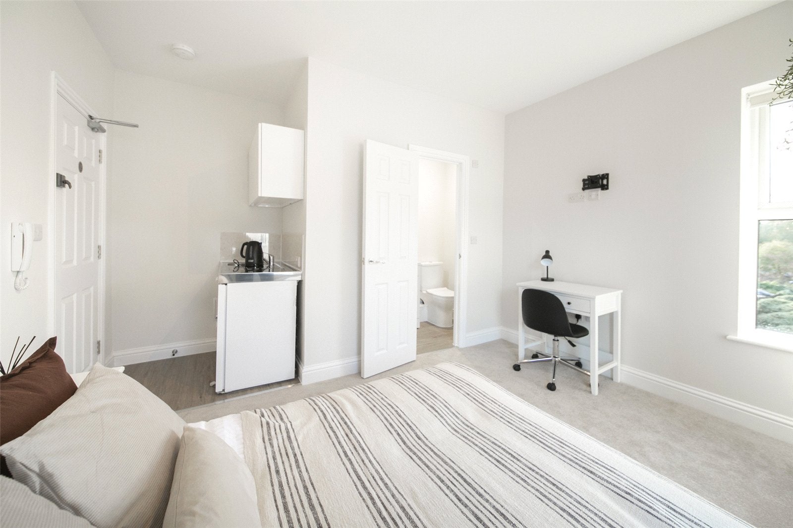 Flat Grosvenor Road in Rushmoor