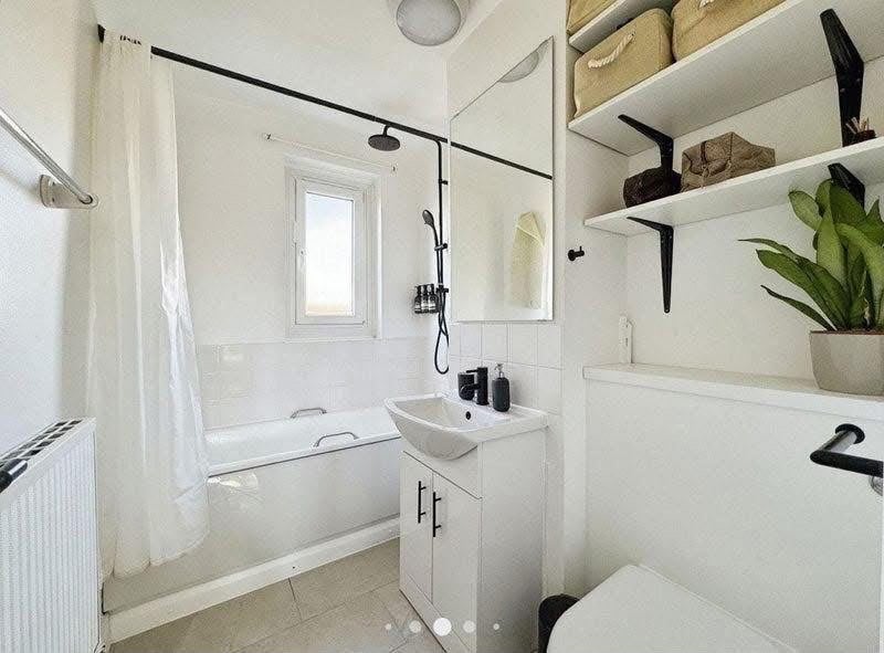 Room Deeley Road in Greater London