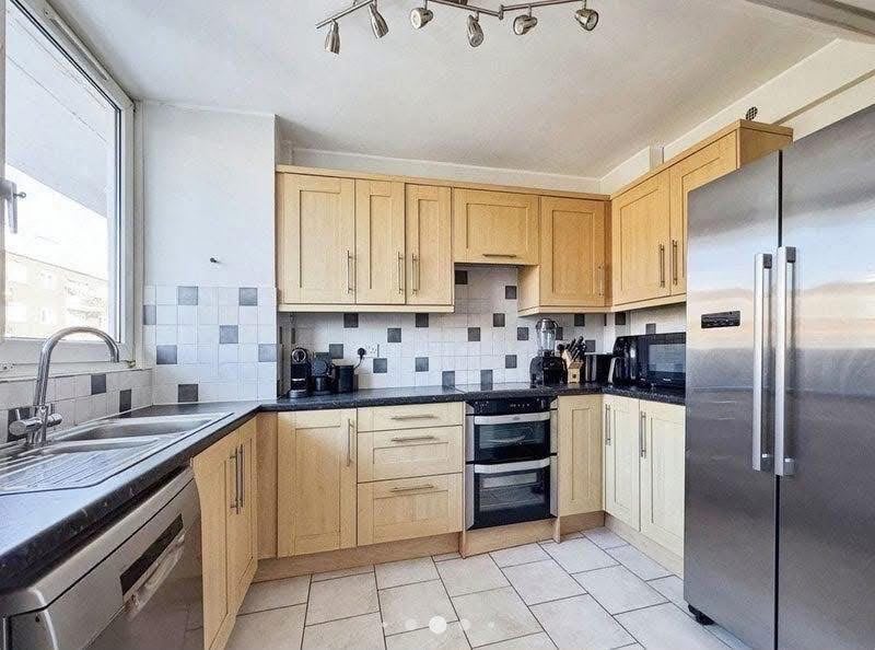 Room Deeley Road in Greater London