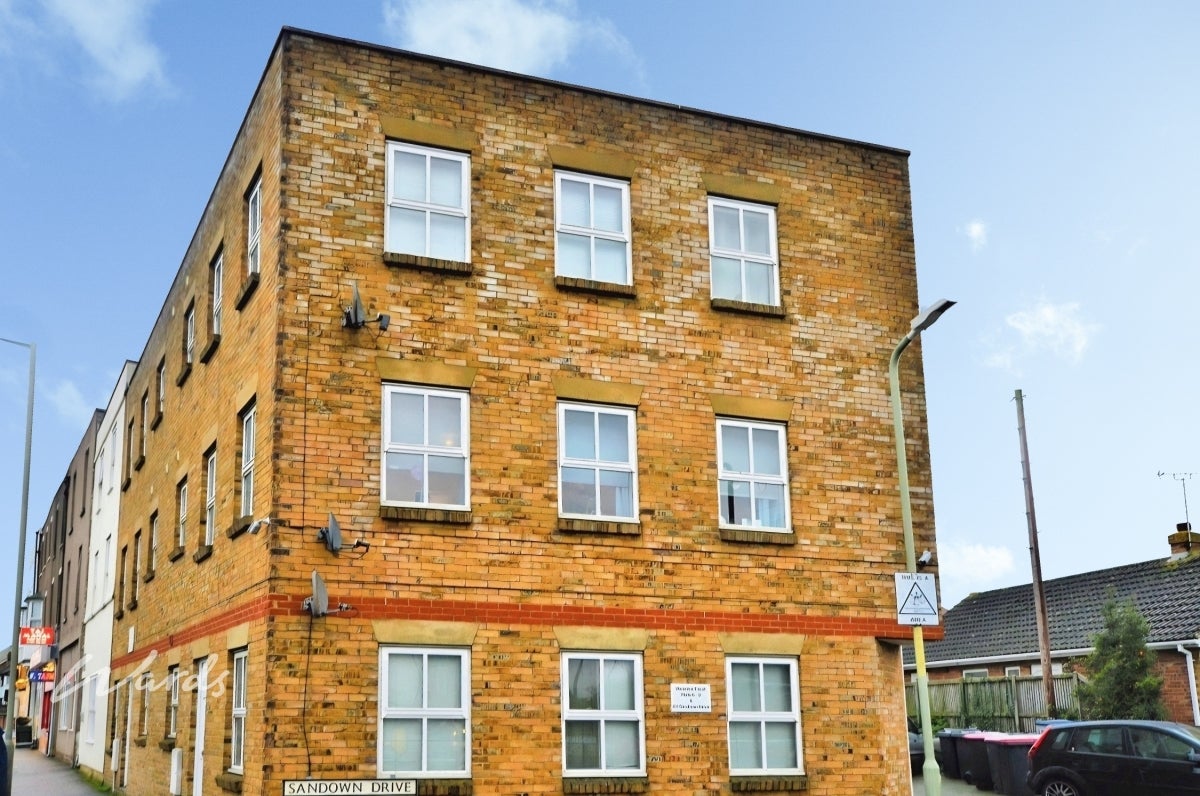 Flat Riley Avenue in Canterbury