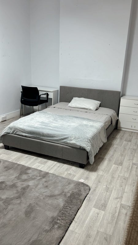Room Shardeloes Road in Greater London