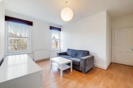 Flat Fairbridge Road in Greater London