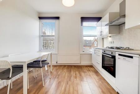 Flat Fairbridge Road in Greater London