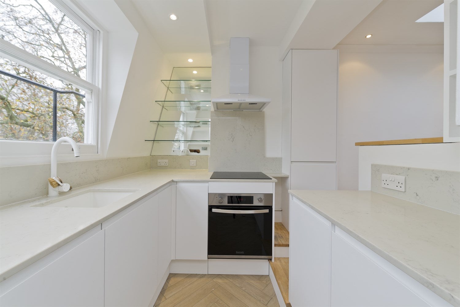 Flat Arundel Gardens in Greater London