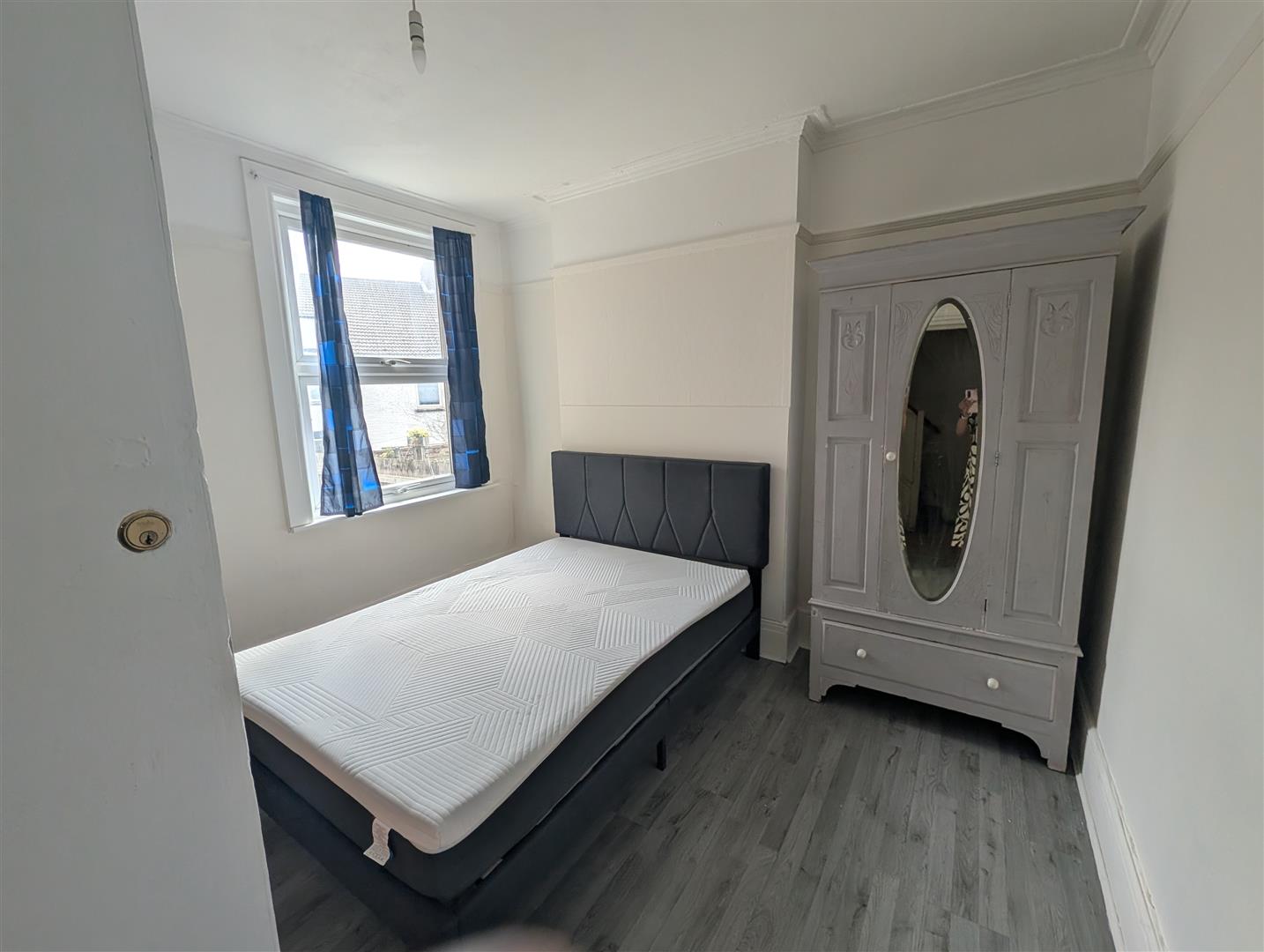 Room Stanley Road in Watford