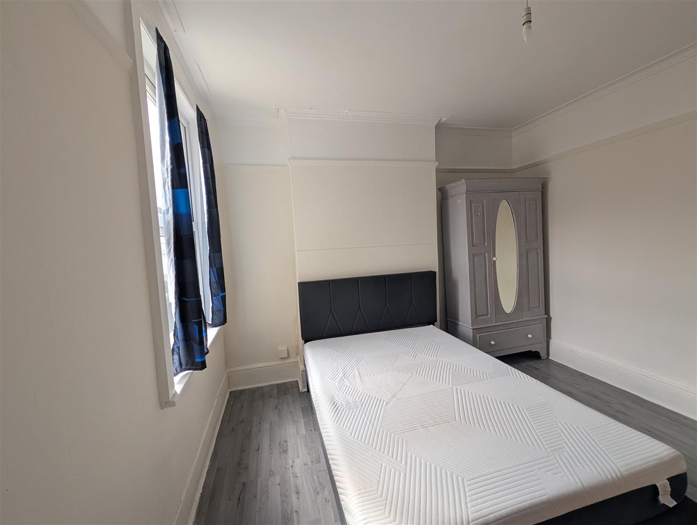 Room Stanley Road in Watford
