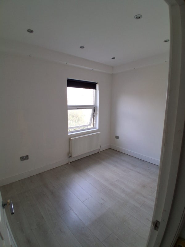 Flat Gossage Road in Greater London