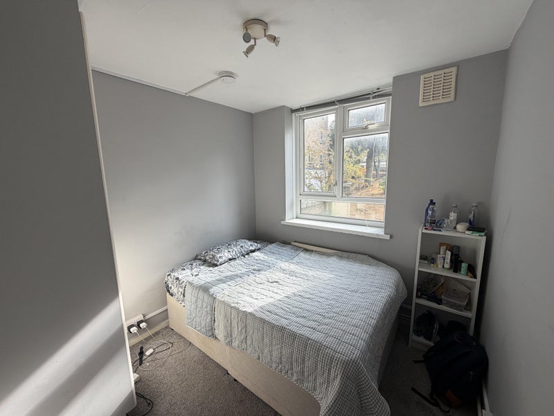 Room Boundary Road in Greater London