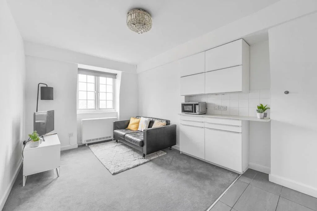 Flat Ebury Bridge Road in London