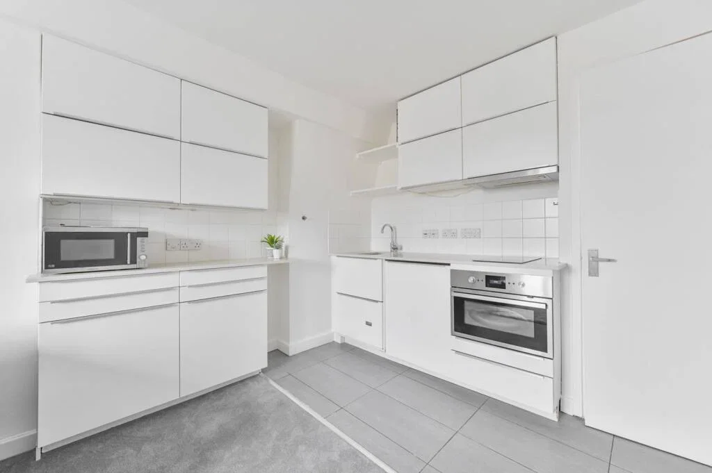 Flat Ebury Bridge Road in London