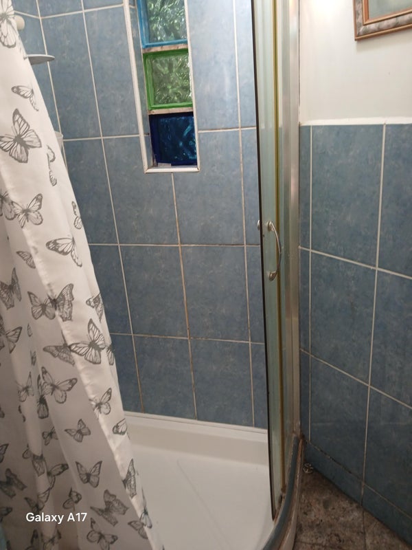 Room Sneyd Road in Greater London