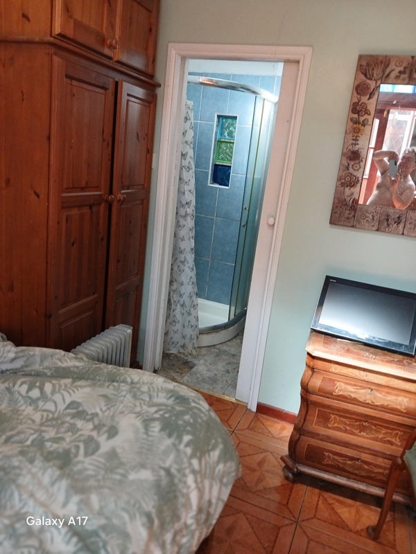 Room Sneyd Road in Greater London