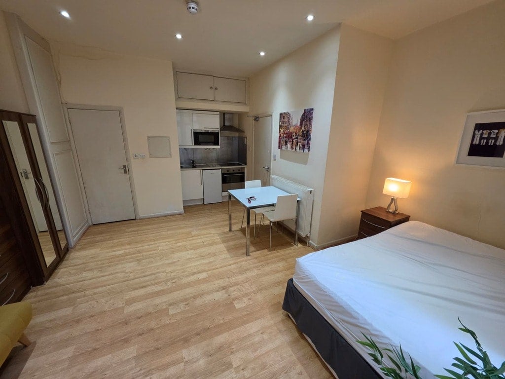 Flat Brondesbury Park in Greater London