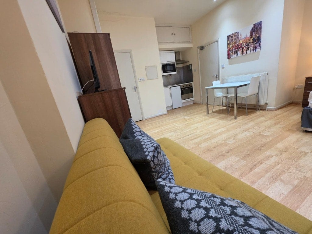 Flat Brondesbury Park in Greater London