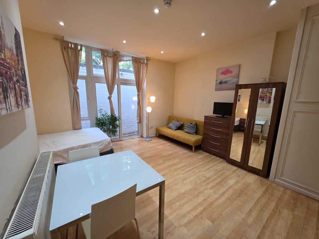 Flat Brondesbury Park in Greater London