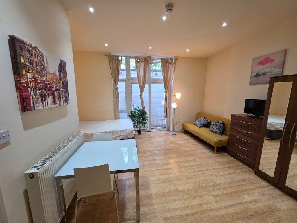 Flat Brondesbury Park in Greater London