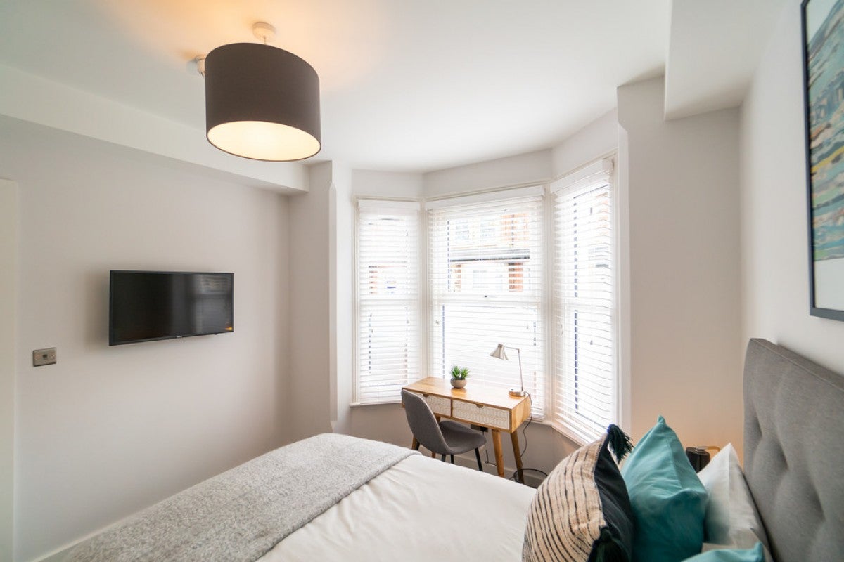 Room Curzon Street in Reading