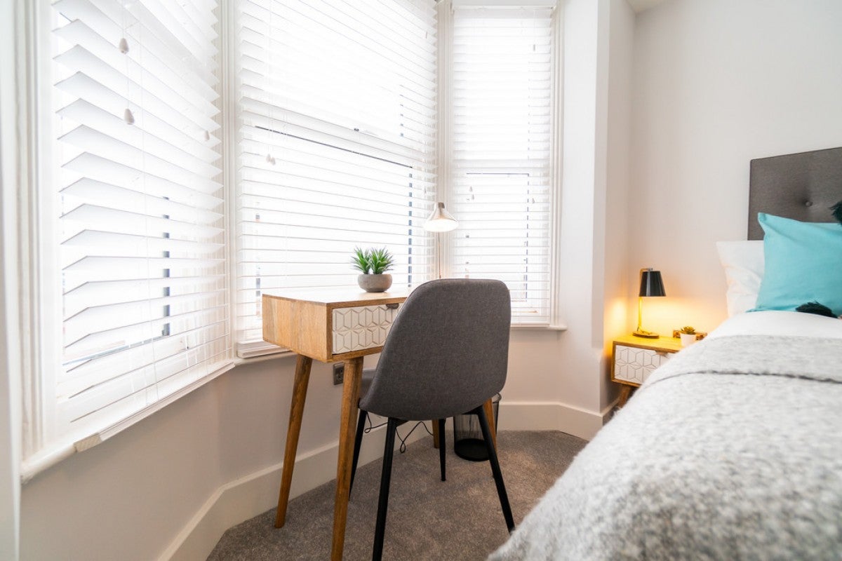 Room Curzon Street in Reading