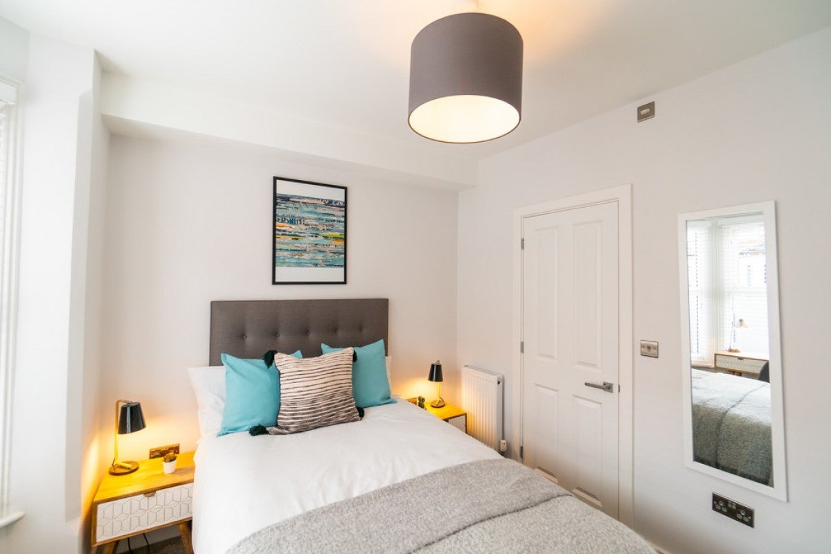 Room Curzon Street in Reading