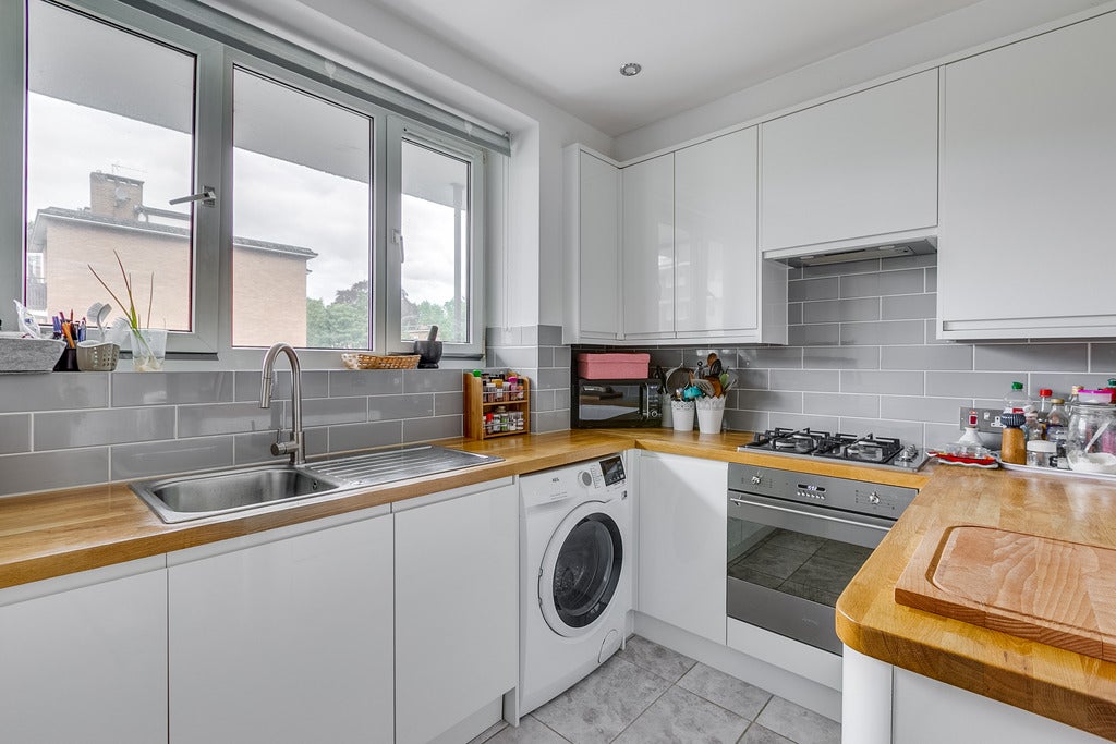 Flat Windlesham Grove in Greater London