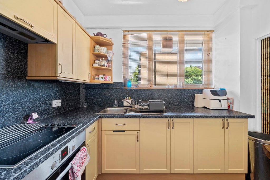 Flat Windlesham Grove in Greater London