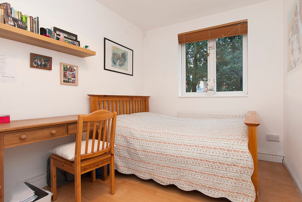 Flat Windlesham Grove in Greater London