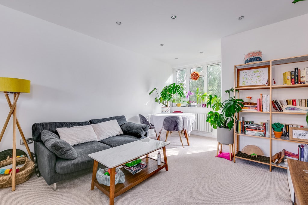 Flat Windlesham Grove in Greater London