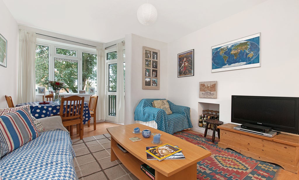 Flat Windlesham Grove in Greater London