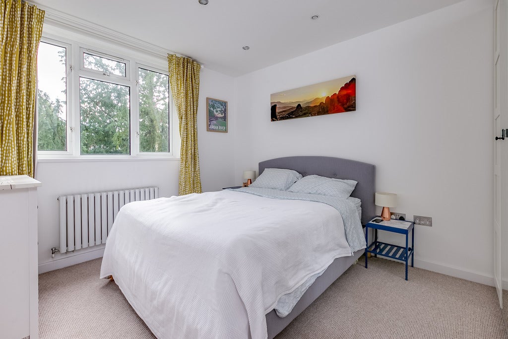 Flat Windlesham Grove in Greater London