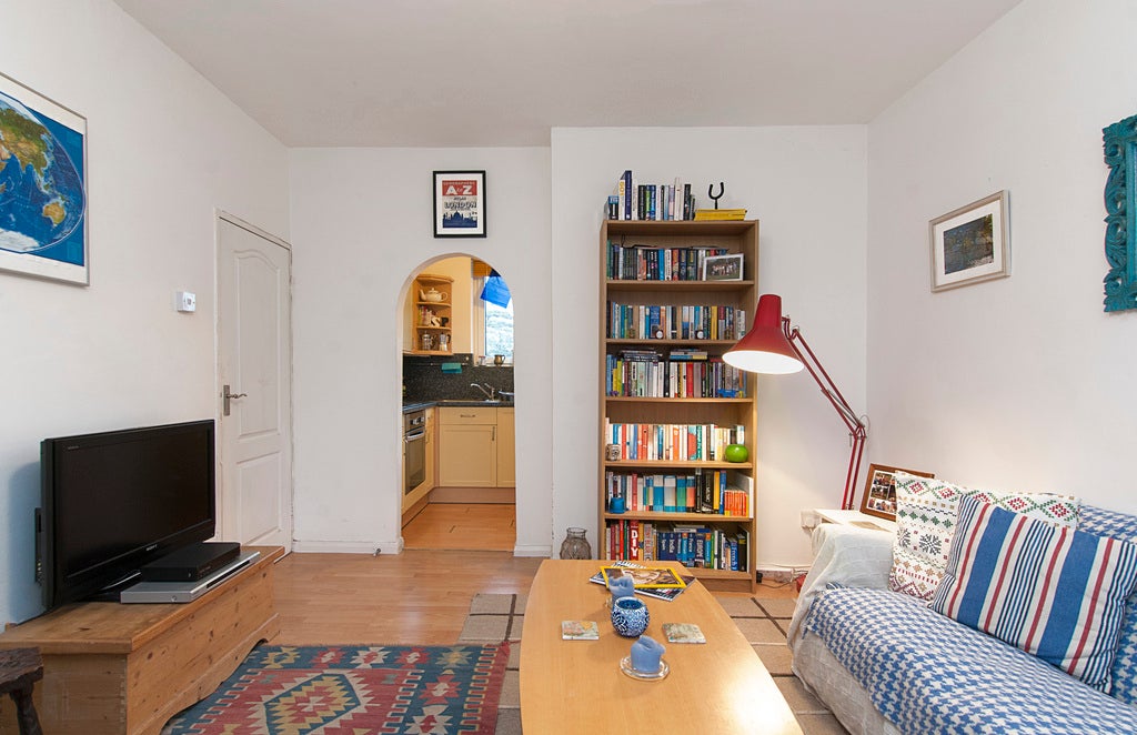 Flat Windlesham Grove in Greater London