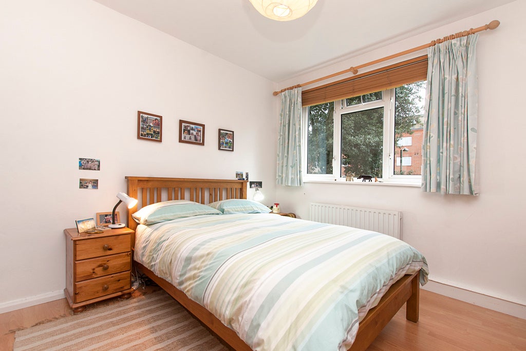 Flat Windlesham Grove in Greater London