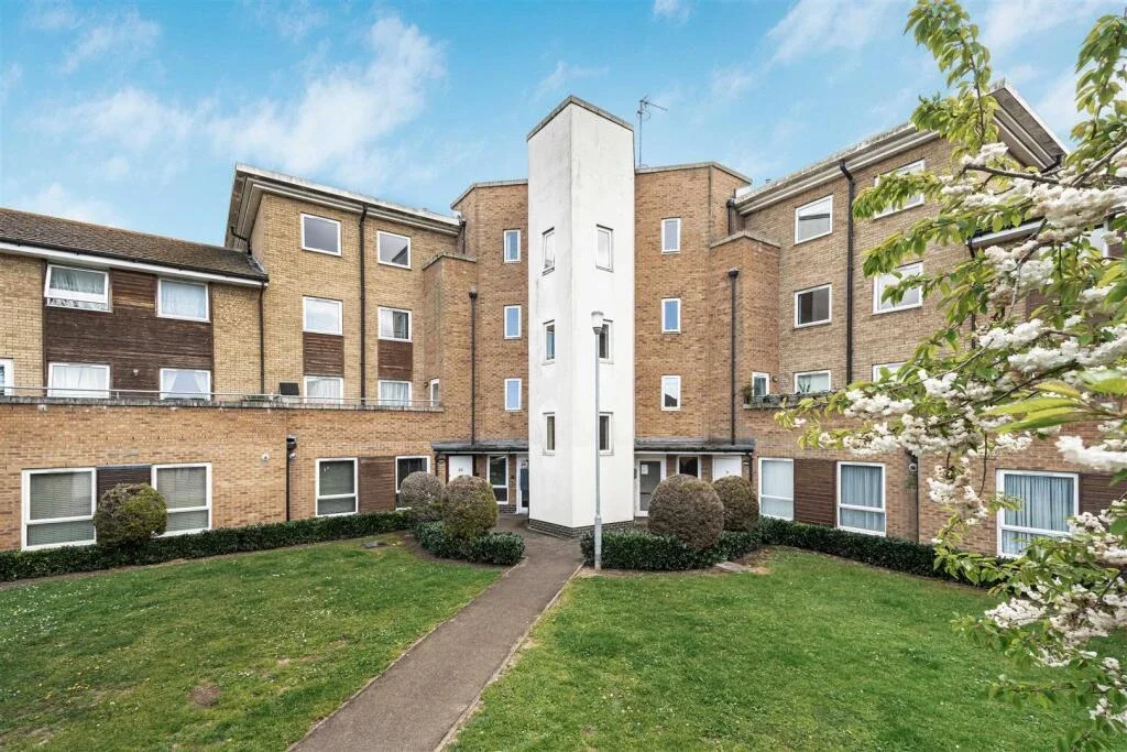 Flat Hatch Lane in Greater London