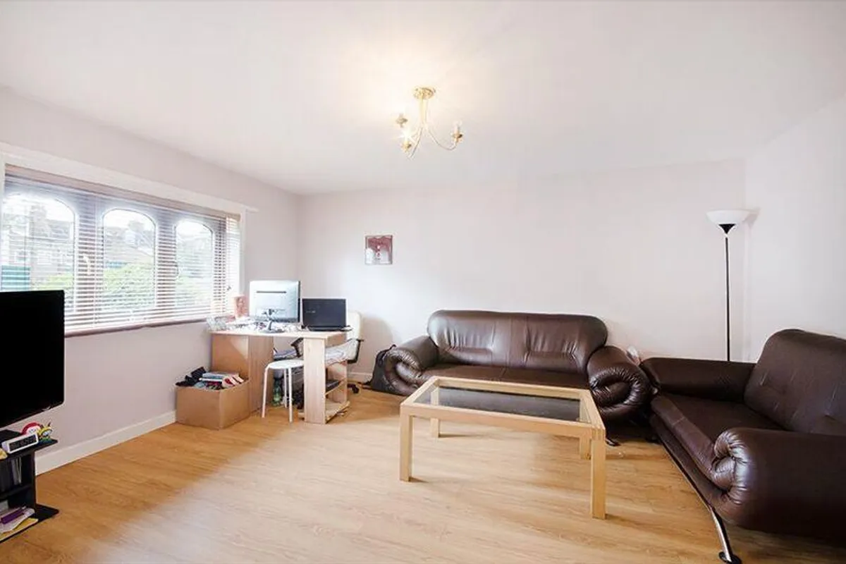 Flat Dale Grove in Greater London