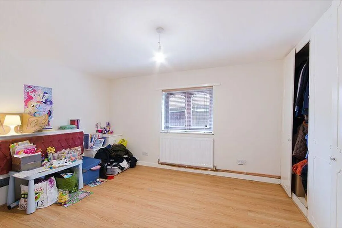 Flat Dale Grove in Greater London