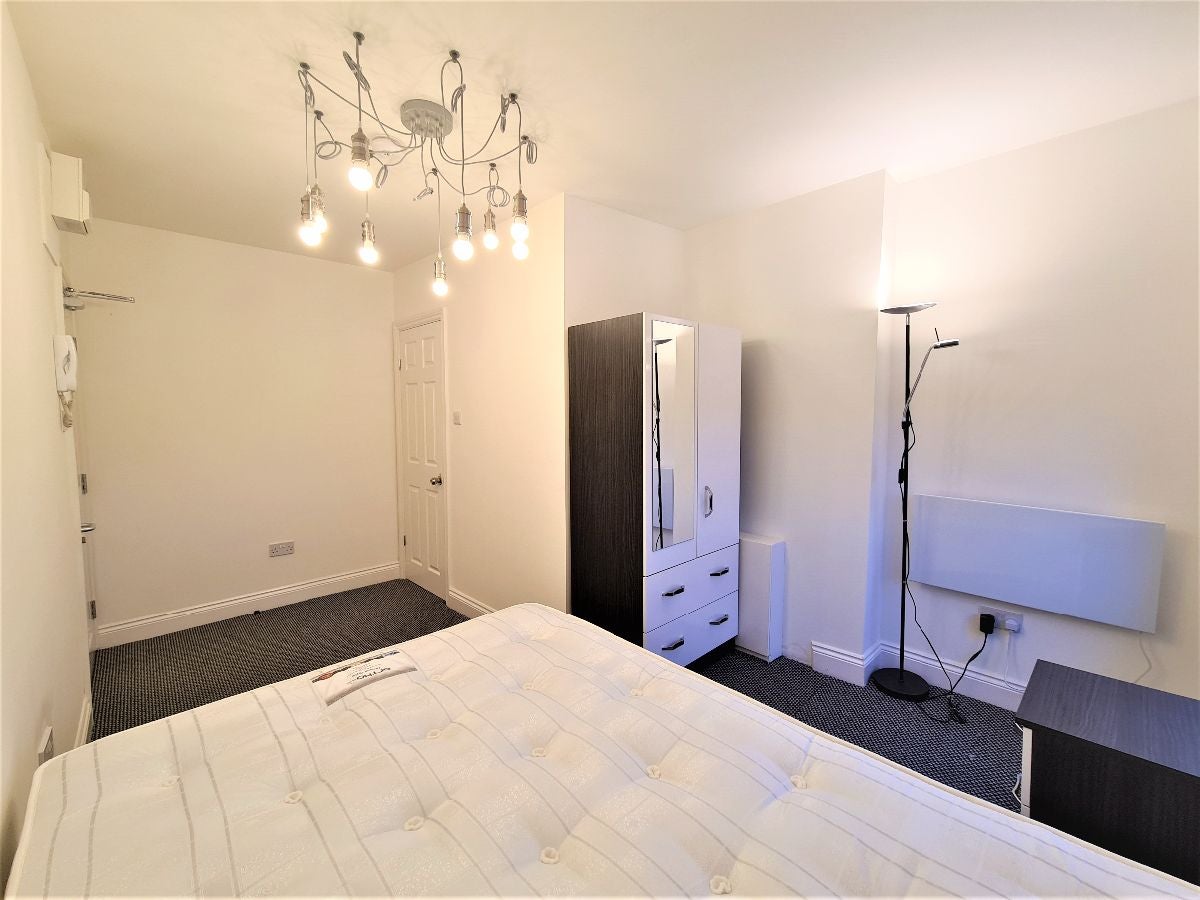 Room Willesden Lane in Greater London