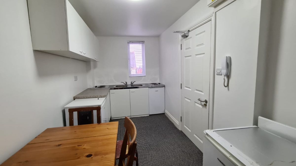 Room Willesden Lane in Greater London