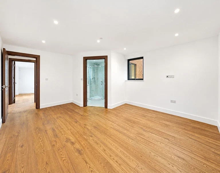 Flat Bushey Grove Road in Hertsmere