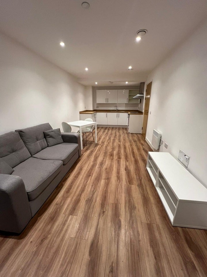 Flat Elmira Way in Salford