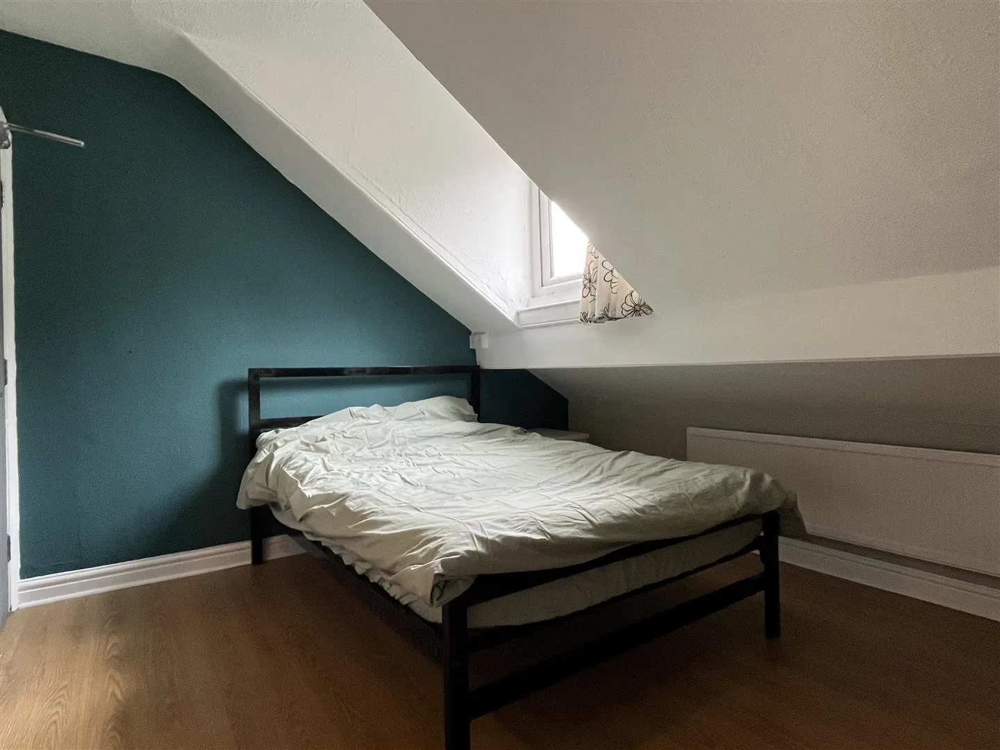 Room College Grove Road in Wakefield