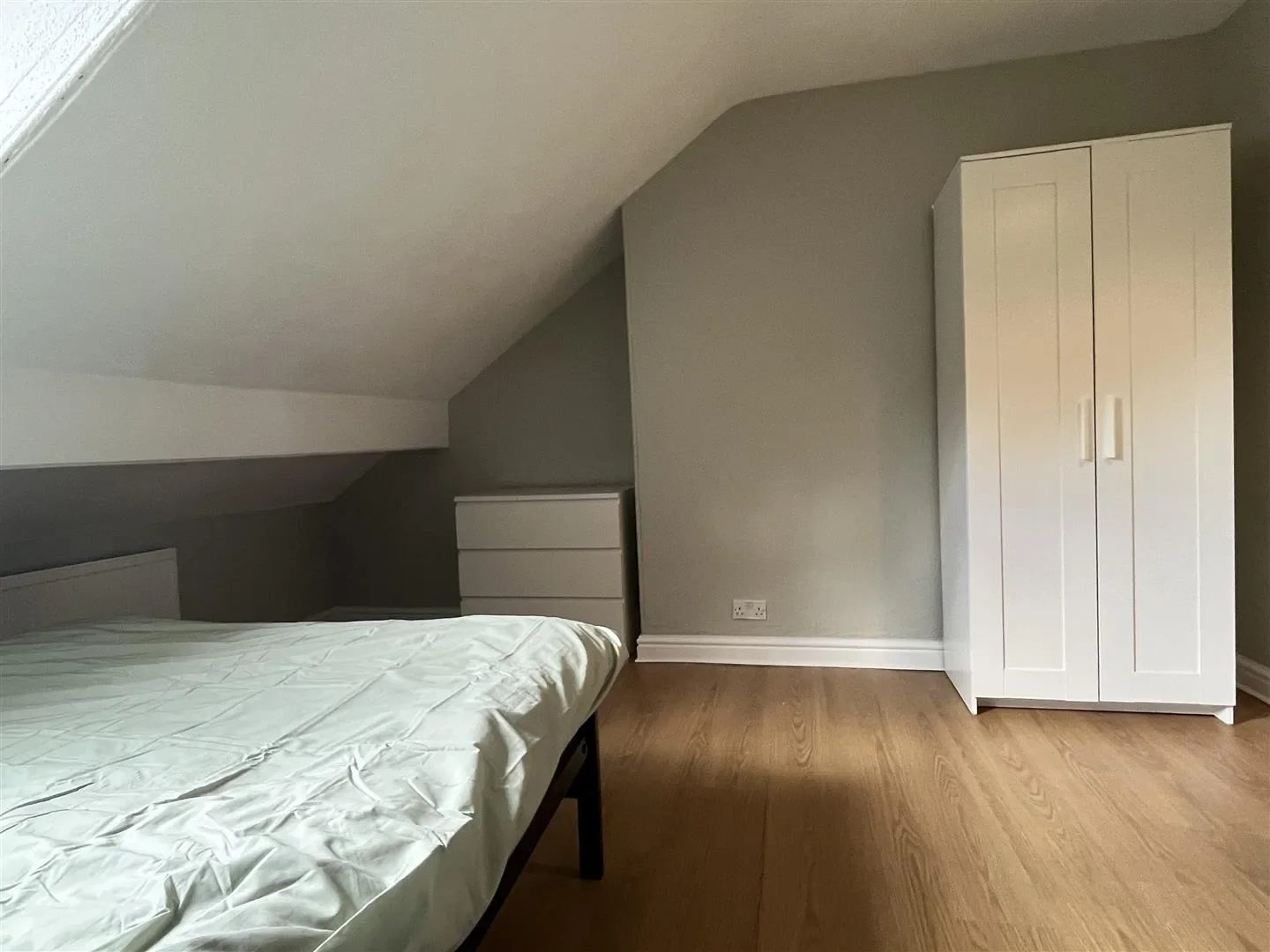 Room College Grove Road in Wakefield