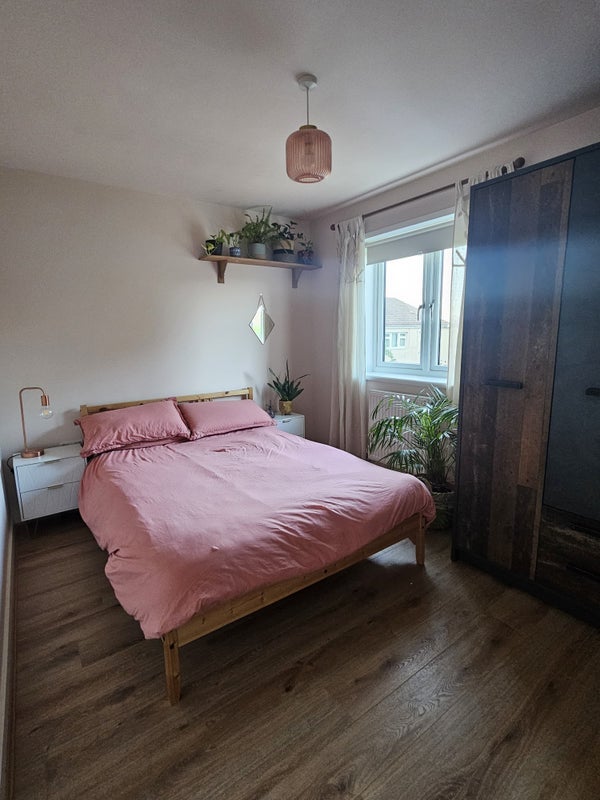 Room Long Close in Bristol