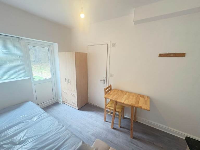 Flat Elfrida Crescent in Greater London