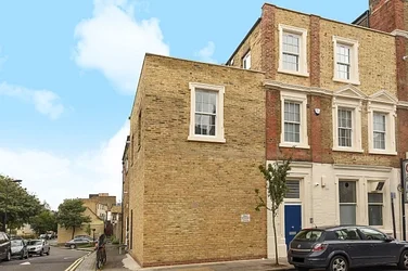 Flat Quex Road in Greater London