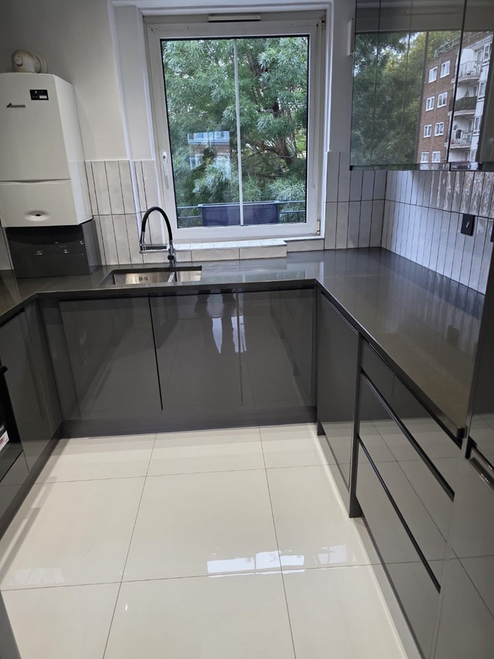 Flat Sweeney Crescent in Greater London