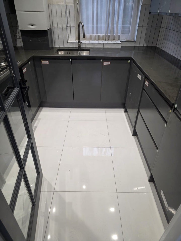 Flat Sweeney Crescent in Greater London