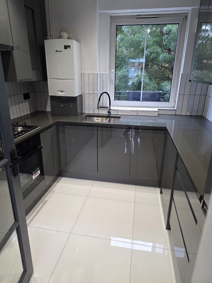 Flat Sweeney Crescent in Greater London